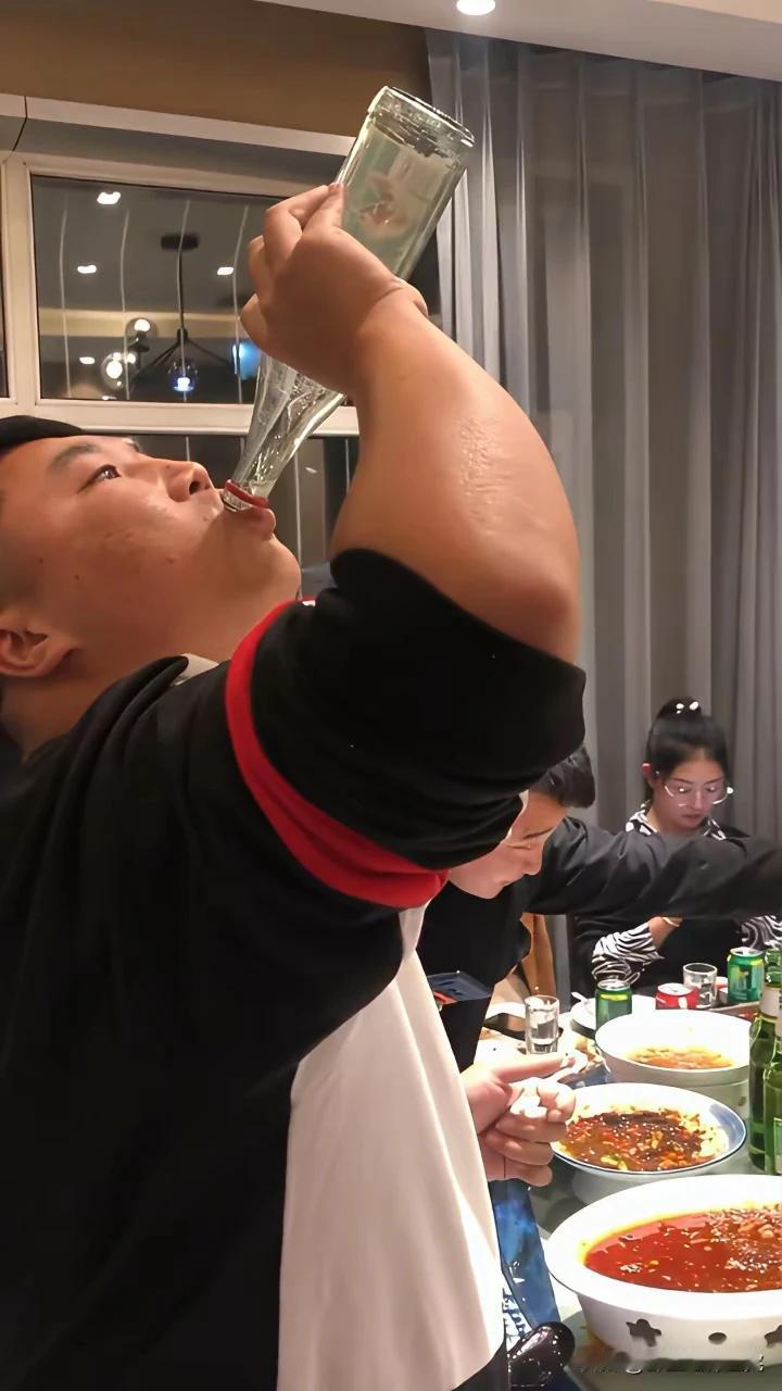 《谁怕谁》
喝酒从来咱不吹，
酒瓶在手不用杯。
一饮而尽就完事，
谁要扶我我就推