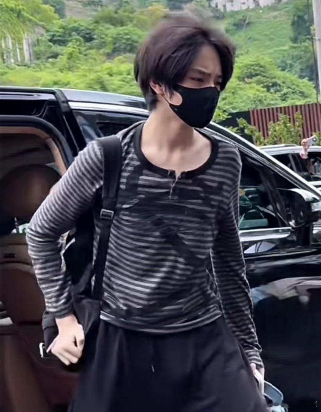 张函瑞王橹杰同款衣服王橹杰张函瑞穿了同款衣服同款穿搭撞出双倍帅气，王橹杰与张函瑞
