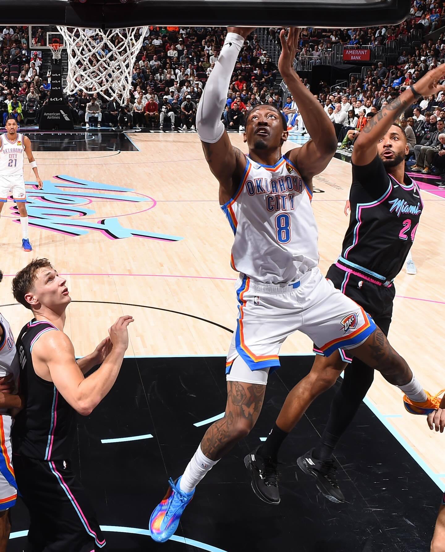 杰伦威廉姆斯转发自己今天的球鞋今日对阵热火一役，JDub首次上脚其“气象员”配色