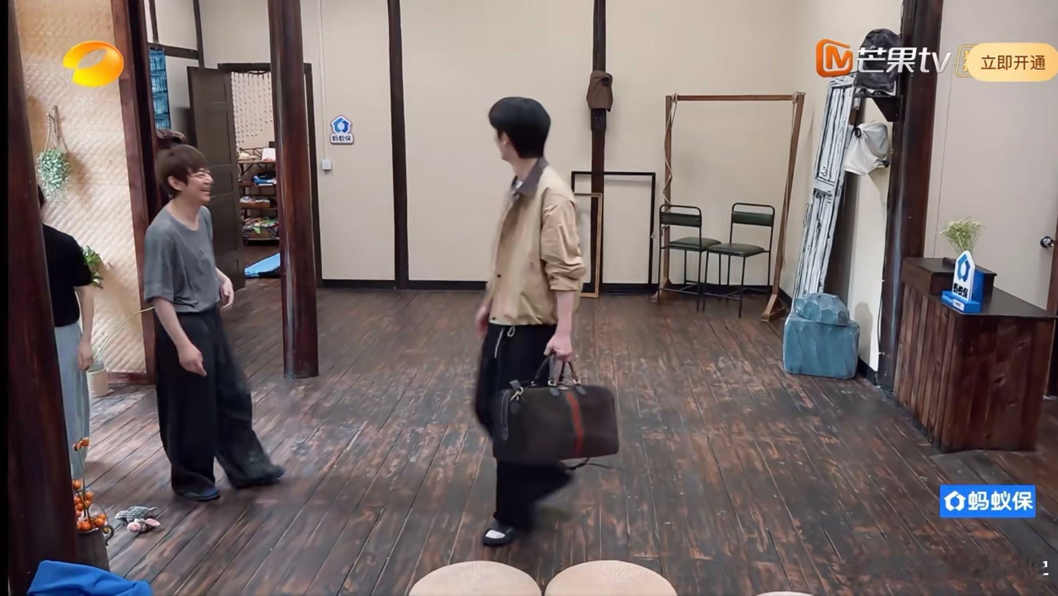 彭彭初遇张凌赫，瞬间被其颜值征服，直呼“真帅”，那表情就像被美颜迷住了，马頔也加