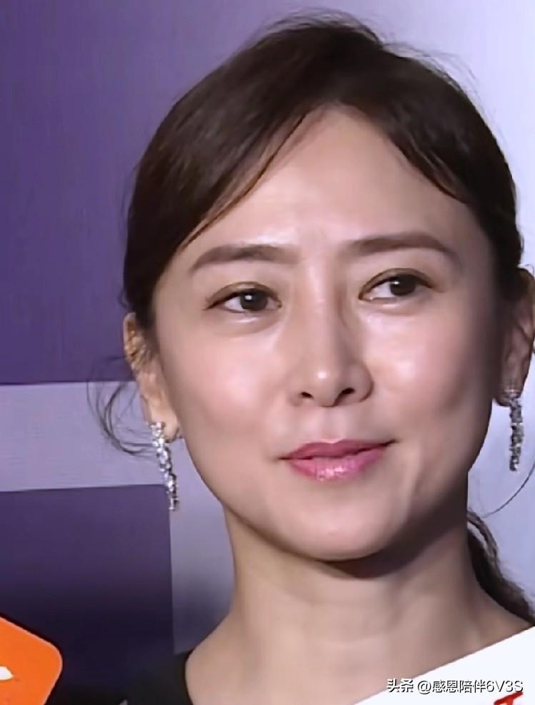 翁虹姐聊“男人该有的样子”挺实诚，但更让人服气的是她的脸！快六十看着像三十多，状