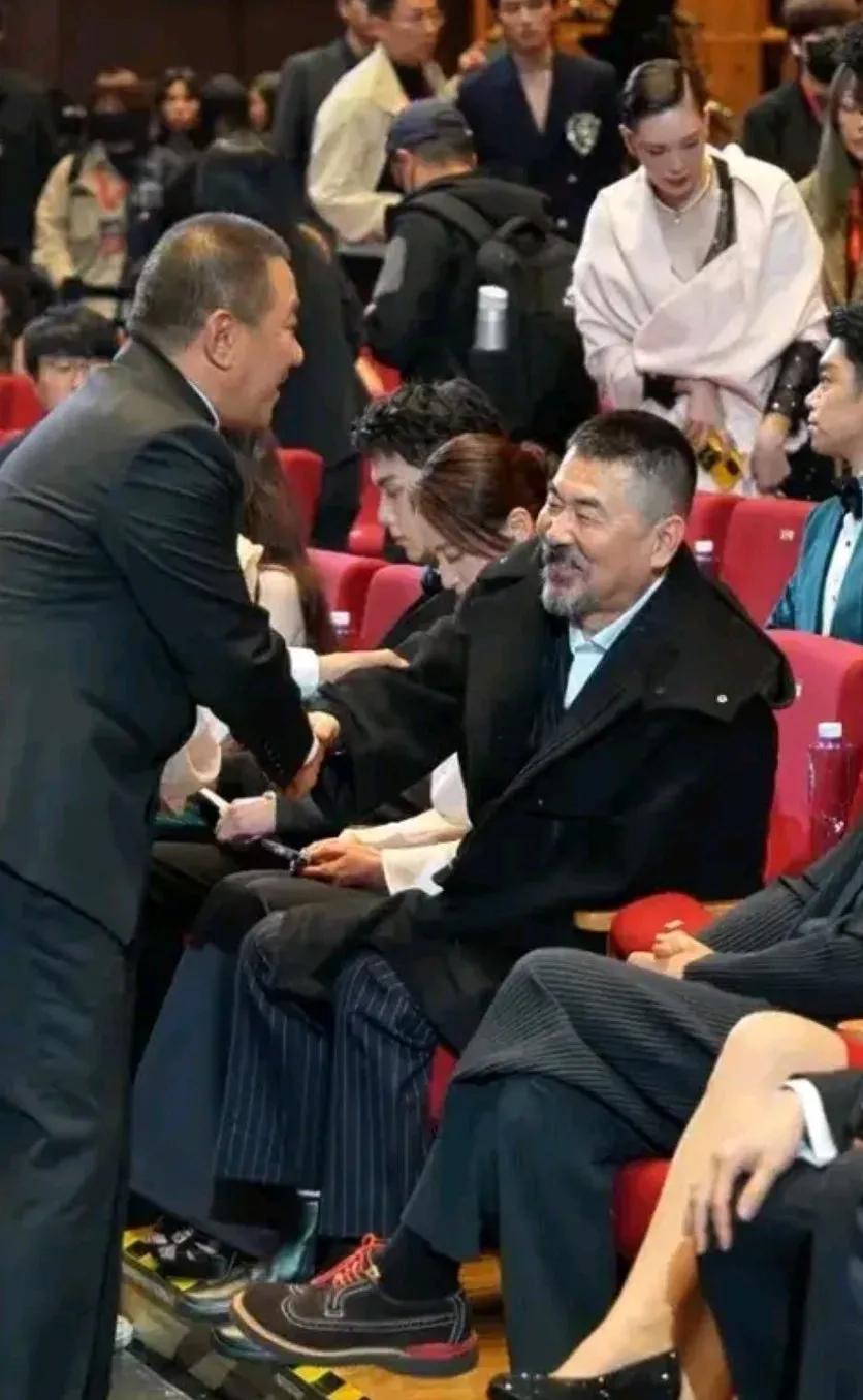 陈建斌为什么要站起来？
娱乐圈是讲咖位的，陈建斌是一线大咖。红了很多年了。丁勇岱