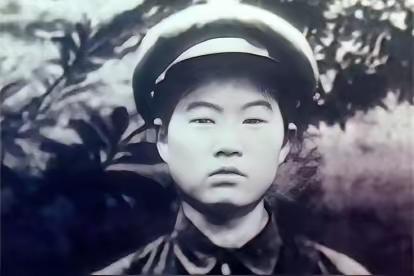 1950年，战斗英雄郭富因为下身出血而被紧急送往医院，正当医生要解开衣服准备进行