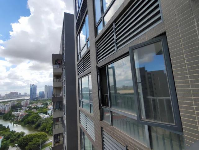 卧室小怎么安排床和衣柜？小户型快看看，小卧室也有好方案