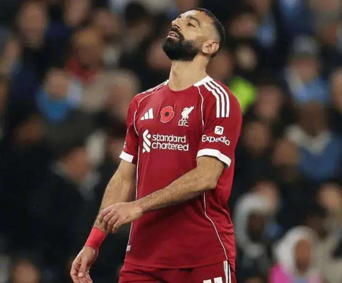 萨拉赫上赛季52场造57球带领利物浦夺得英超冠军，然后顶薪续约，本赛季近11战8