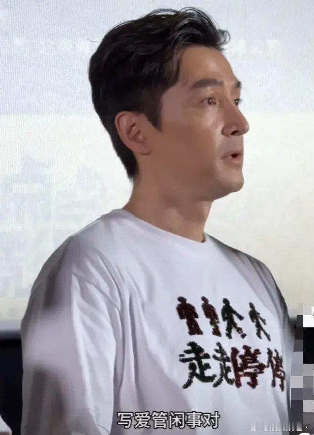 胡歌，反应太快了！6月2日，胡歌在为电影做宣传时，现场有个观众提出了一个让人意想
