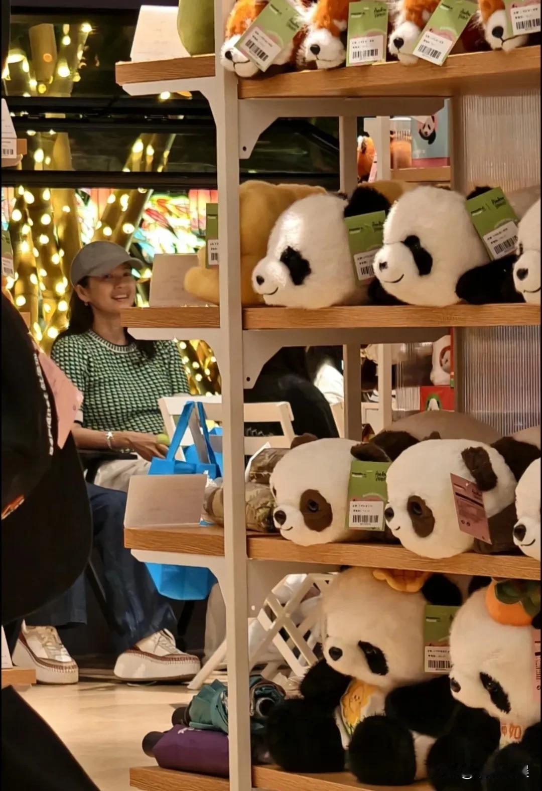 章子怡现身三亚南山看灯会，不得不说这姐们，这骨相太美了，哪怕是素颜，也经得起镜头