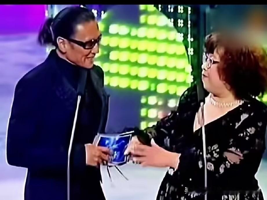 这是香港艺人沈殿霞和谢贤早年主持的一档综艺节目。这两位老友主持节目，那叫一个风趣