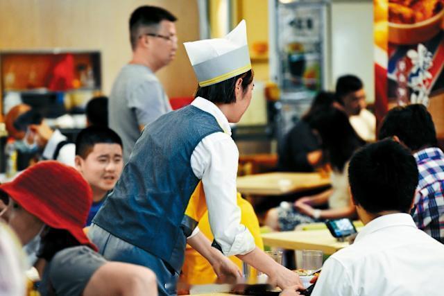 「香港经济 ｜香港特區政府收緊飲食業輸入外勞 比例收緊至「3比1」 延長本地招聘