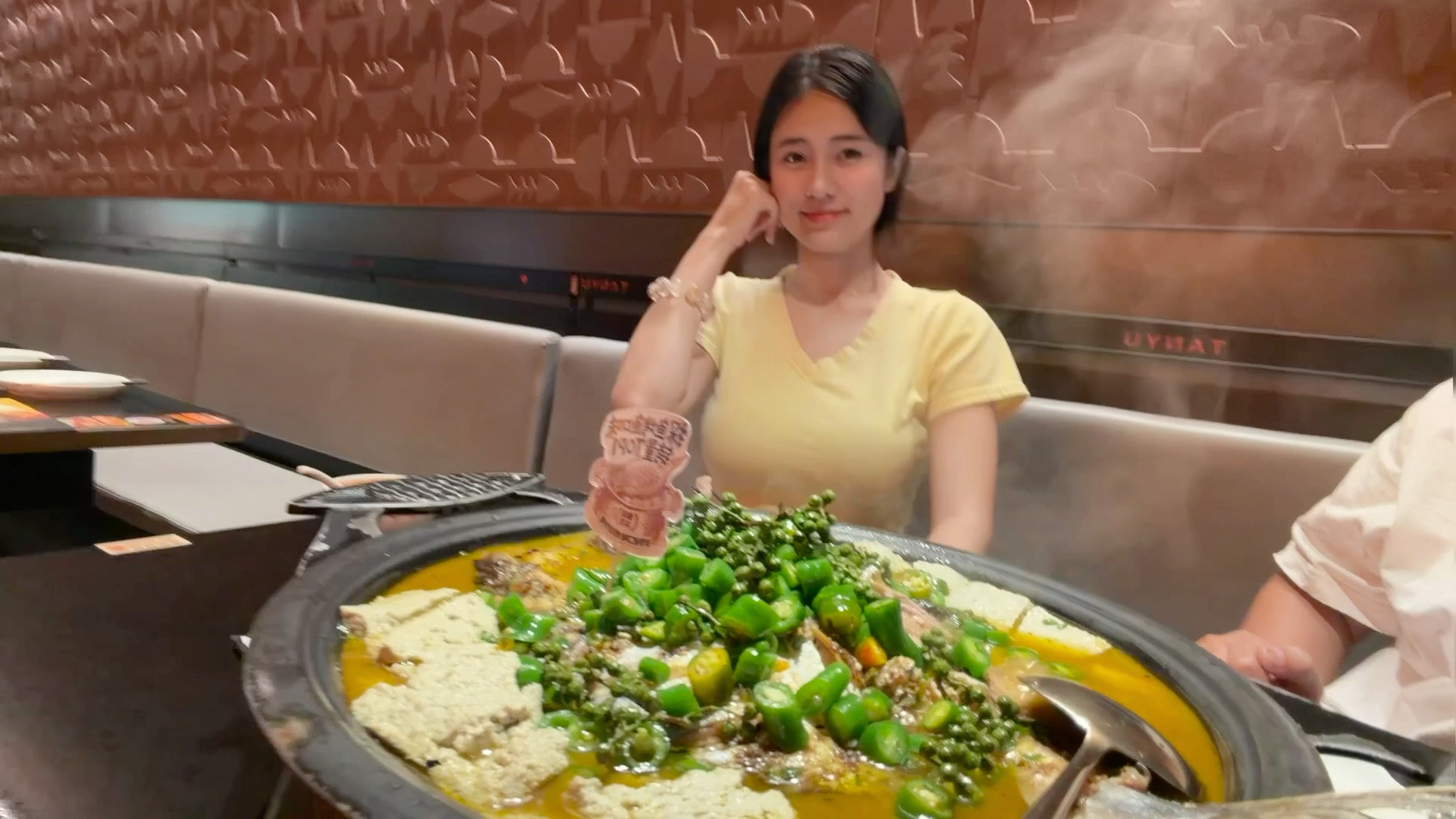 小李时不时就要给我改善一下伙食是不是有点太爱我了  ​​​