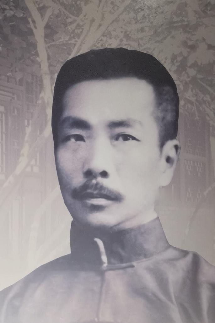 闻所未闻的历史细节

在八道湾的鲁迅三兄弟故居，
看到国民政府教育部，
1915
