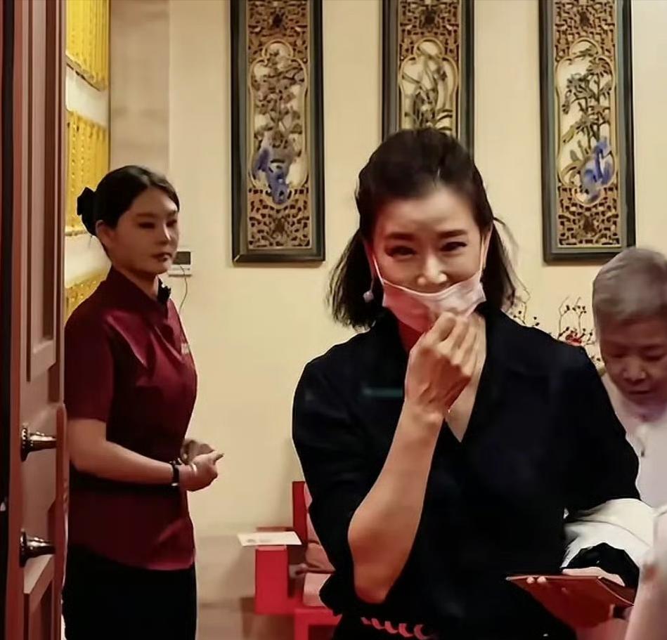 近日网络流传一段 6 月 7 日晚间的路人偶遇视频，久未公开露面的歌唱家宋祖英随