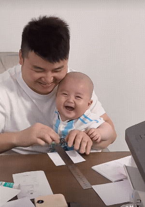 父子俩长得一模一样，这世界最动听的声音就是孩子的笑声![赞][捂脸]