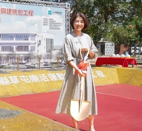 南投许淑华是国民党为数不多最安心的县市。在眼下国民党多个本来优势县市选情纷纷告急