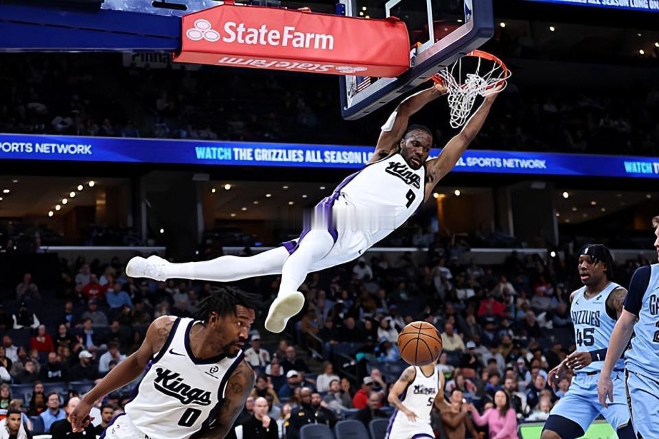 根据NBA知情人士Chris Haynes的报道，萨克拉门托国王准备签回内线摇摆