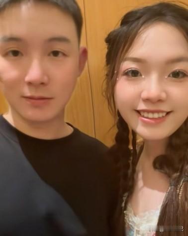 许健华还是挺让人佩服的，生了四个娃，出去也浩浩荡荡的，这队伍看了，多让人羡慕呀。