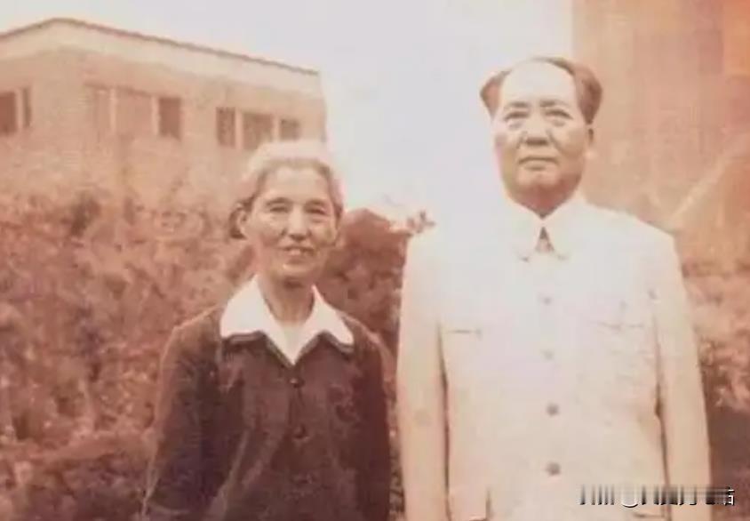 1950年，主席正在拆阅群众来信，其中一封信来自无锡，署名为“吴启瑞”，主席确信
