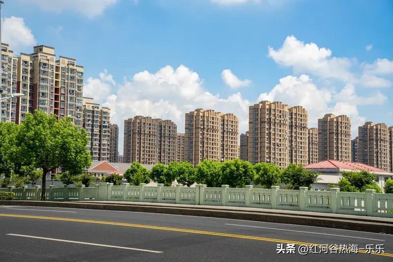 那些专家老说房价下跌伤害的是老百姓，老百姓的居民财富70%都在房子上，所以就能让