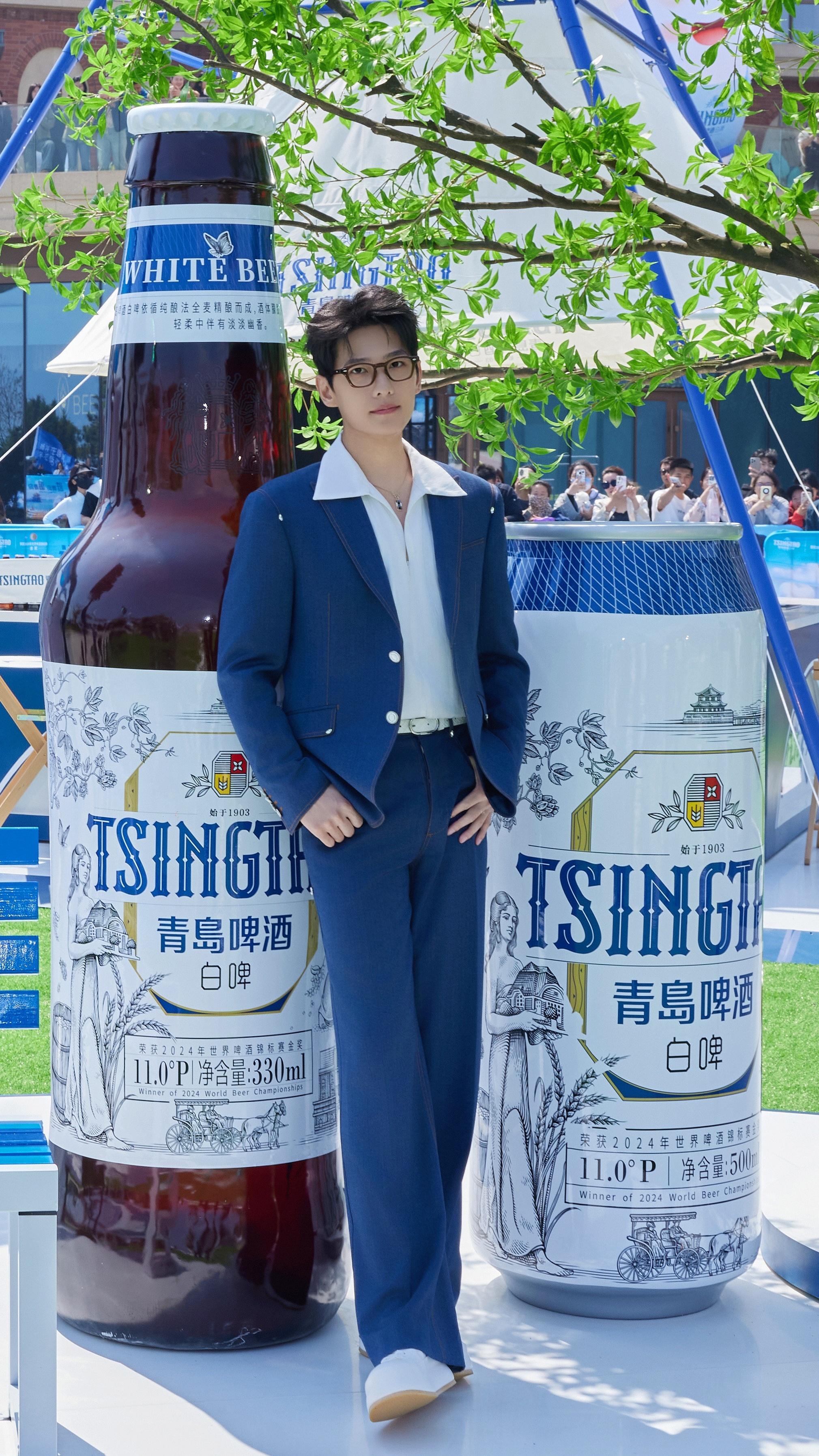 确定这个不是人形立牌？！杨洋也来逛青岛喝青岛青岛啤酒白啤代言人杨洋 ​​​