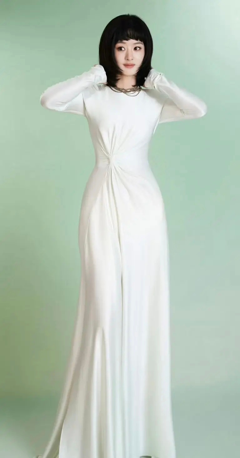 没人觉得赵丽颖这个妆造好诡异吗？ 