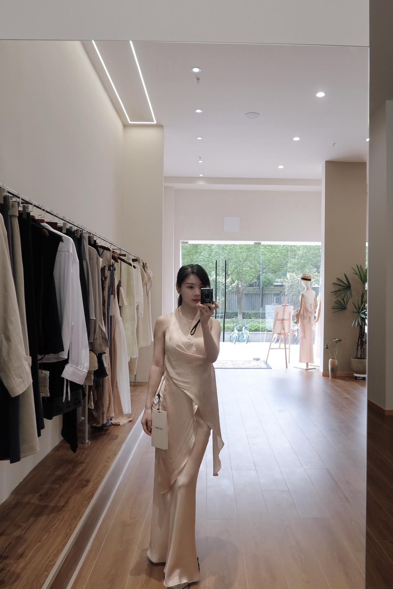 夏天过去了 新衣服还没有机会穿
优雅气质 长裙控 高定礼服 吊带