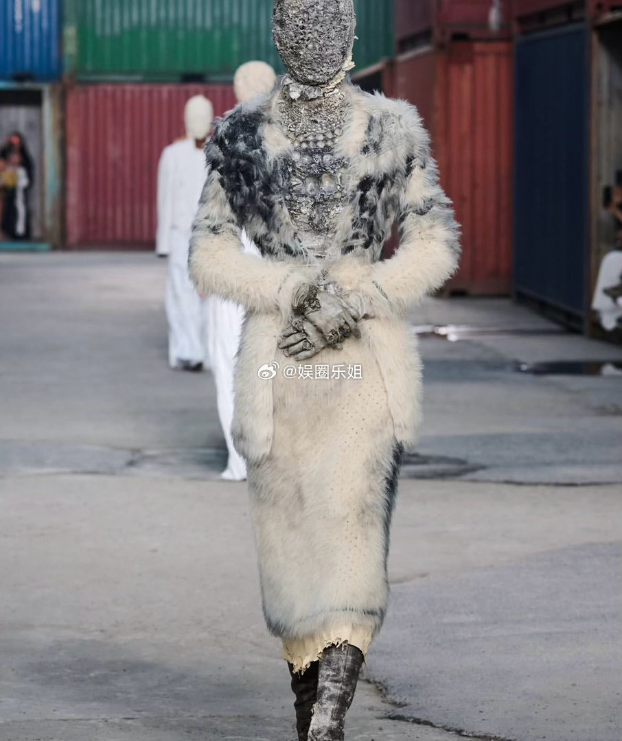Maison Margiela 2026秋冬大秀登陆上海秀场选在了上海的一个船厂