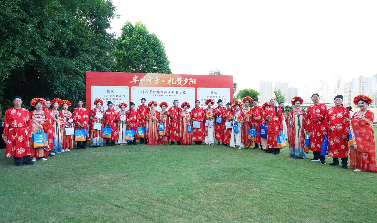 清远这种浪漫很多人没见过！江风徐徐，绿草如茵。10月24日，清远北江之畔的丁香花