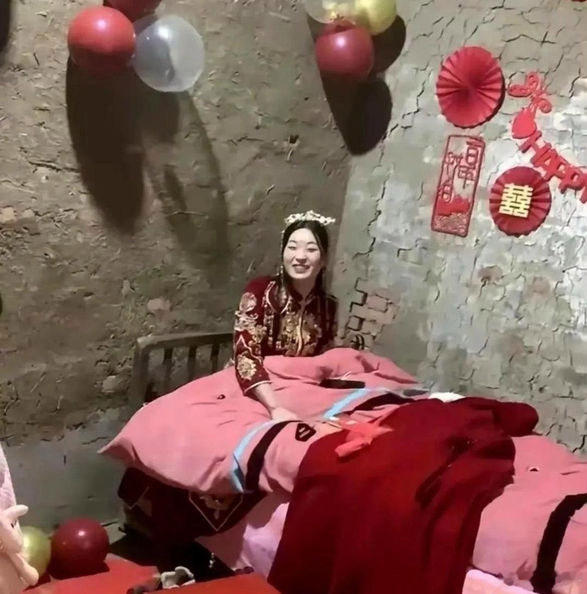在这环境新娘是怎么笑出来的啊？好简陋 