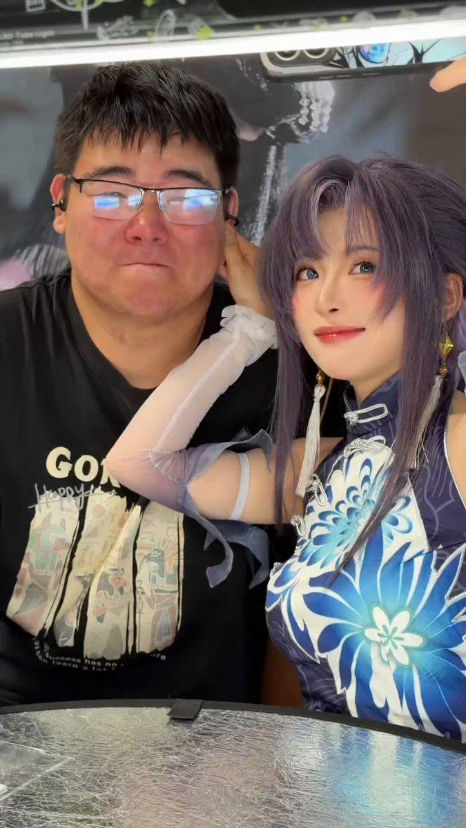 漫展这一幕真的戳中太多人。
身着殷紫萍旗袍cos的女生，轻轻抬手贴在男生耳边。