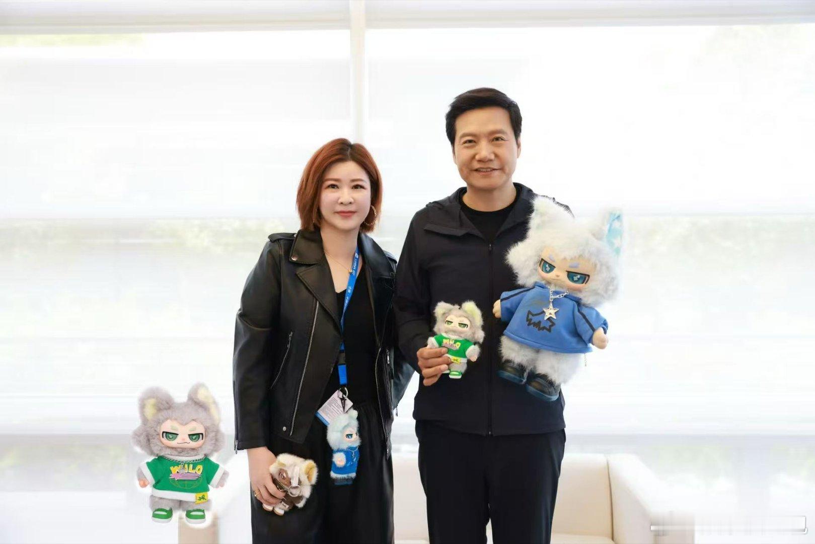 杜华晒与雷军合照科技男神雷军真的会pick我的黑皮小嗷吗？ 