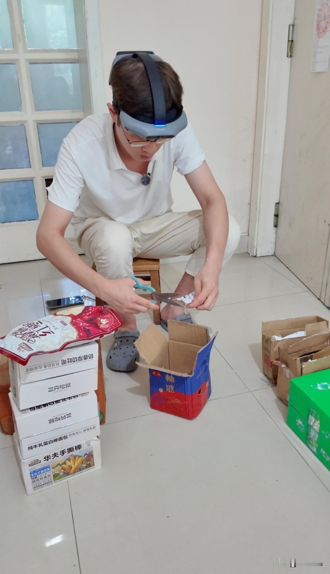今天继续戴着无本体数据采集设备，采集快递拆箱整理场景。收快递、拆快递应该是未来居
