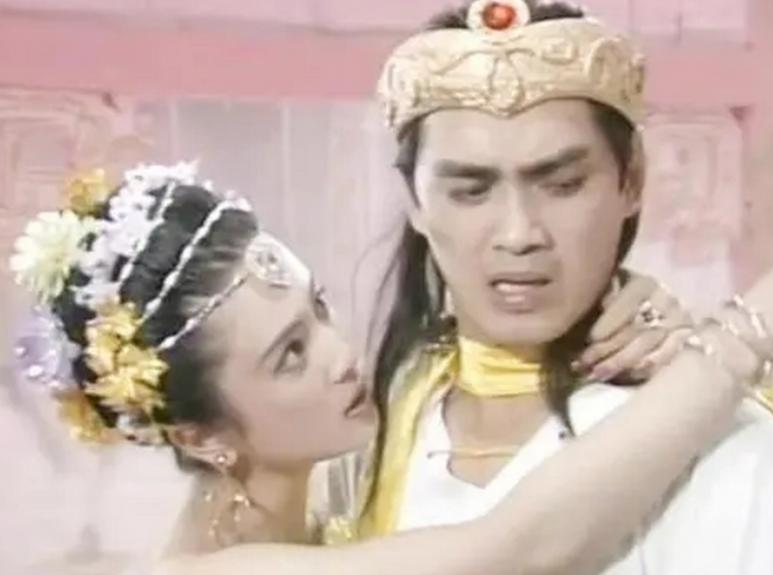 男人长的好看也很危险，苏妲己娘娘就曾对帅气的伯邑考伸出过咸猪手，调戏他不成又杀了