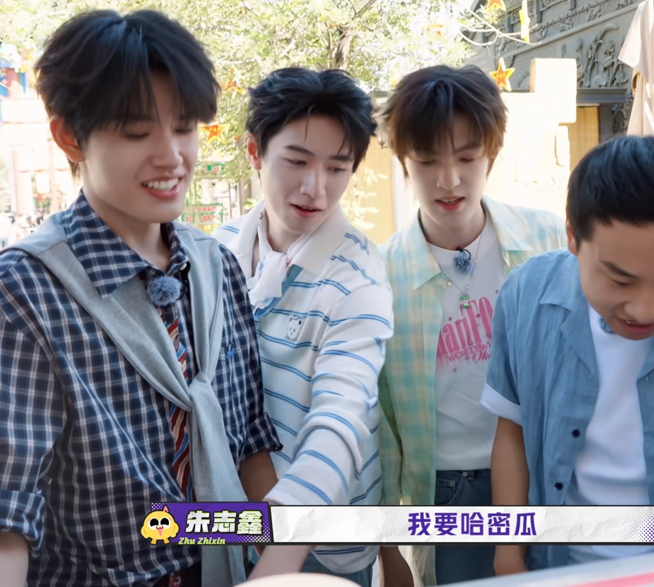 我都不用猜妹在看谁[笑cry] ​​​