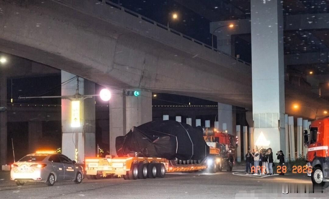 不出意外的话，
结果意外还是发生了！
在26号，台北港趁着夜色偷偷卸货，于27号