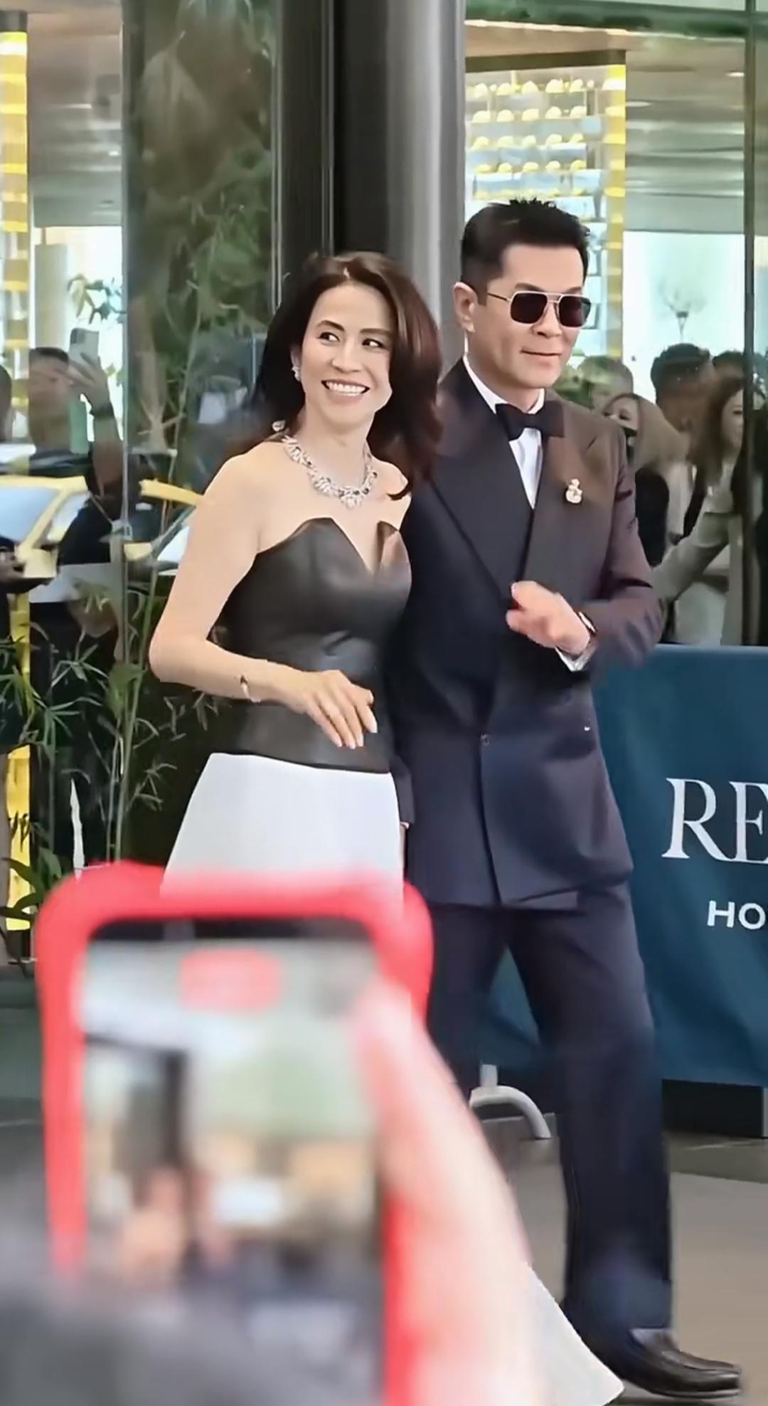 红袖添香夜，金樽对月明。男得有型，女的漂亮，都认识吧？星光璀璨照佳人