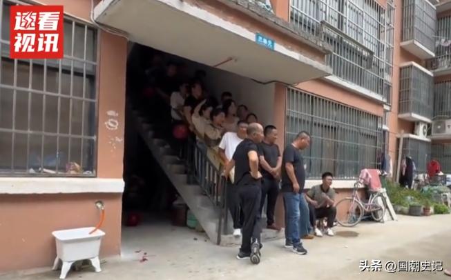 江苏，新郎接亲当天却遭女方家拦门要30条香烟！女方家扬言少一条都不行，最后男方家