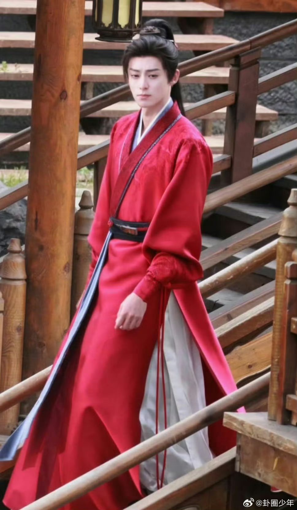 王鹤棣将门独后高马尾造型王鹤棣将门毒后红袍路透红袍高马尾气场全开，眉眼凌厉身姿挺