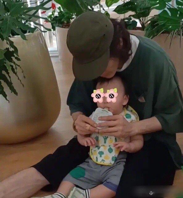 #向佐自称保姆叫郭碧婷大小姐#好家伙！向佐好像抓住了流量密码，现在该走爱老婆爱孩