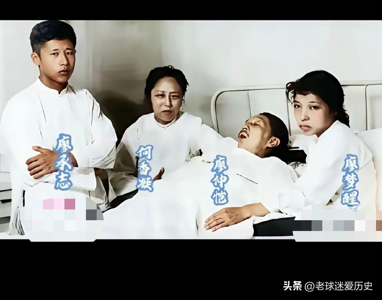 这是1925年廖仲恺遇刺后，在医院留下的一幕令人心碎的影像。病床之上，是遇刺重伤