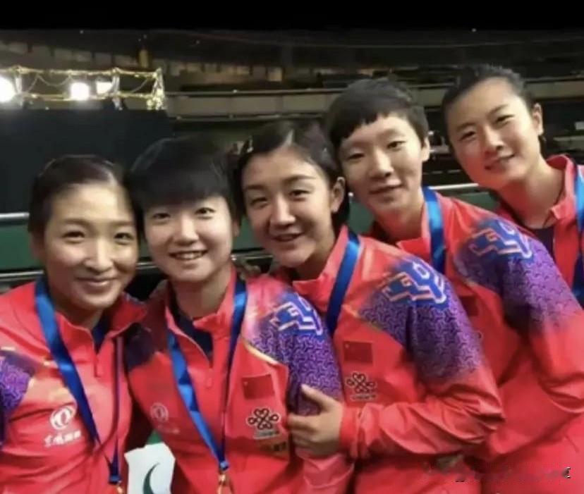 五位运动员里，孙颖莎的颜值没有那么高，但她非常可爱的，有着婴儿肥的小脸蛋看着很特