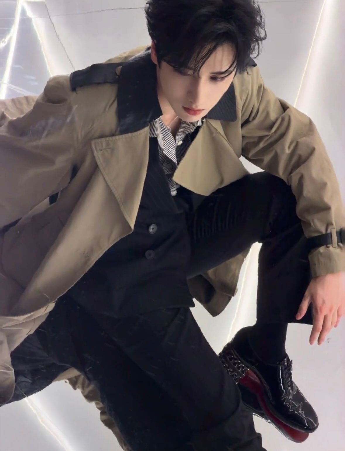 这个…这个…镜子反光刚好印出皮鞋红底，轻抬下巴眼神也发了狠，纤细的脚踝和刚刚好紧