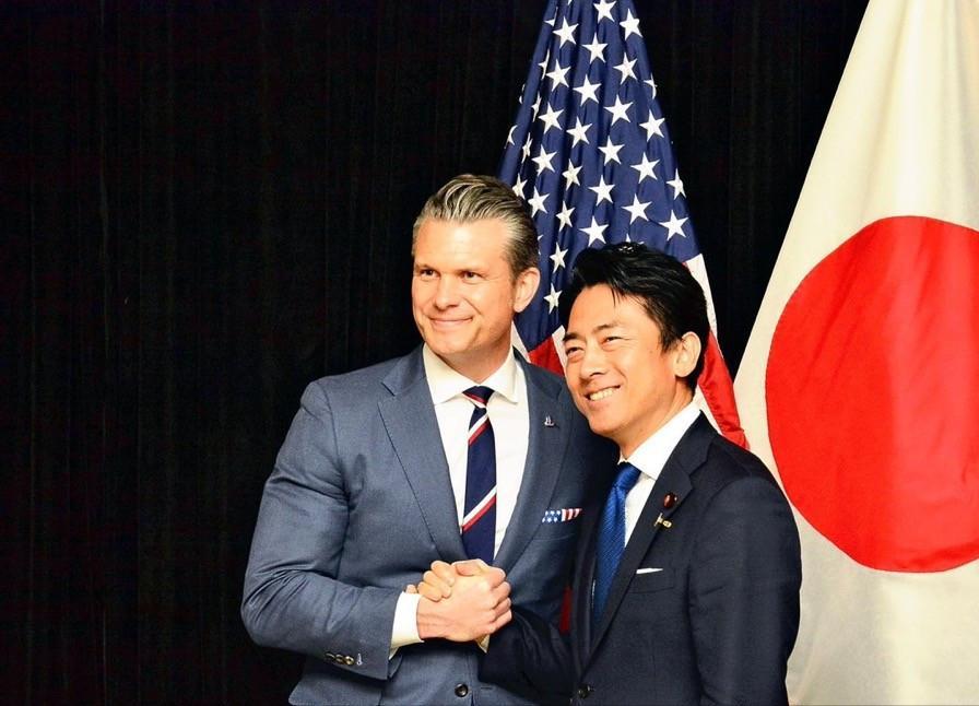 辽宁舰出去转一圈，美日坐不住了，赶紧开始军演，底气早已被摸透。辽宁舰航母编队完成