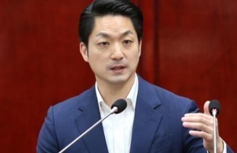 记者问蒋万安：你是台湾人还是中国人？蒋万安的回答出乎预料，他说：我是台湾人，是台