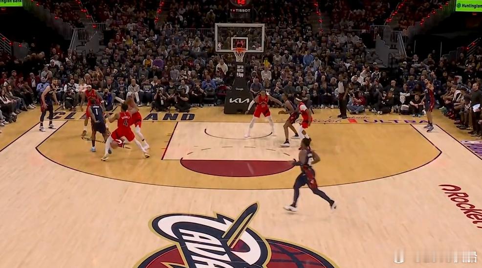 哈登的另一个作用就是吸引包夹，只要一吸引，这机会不就出来了？？？？？？ 