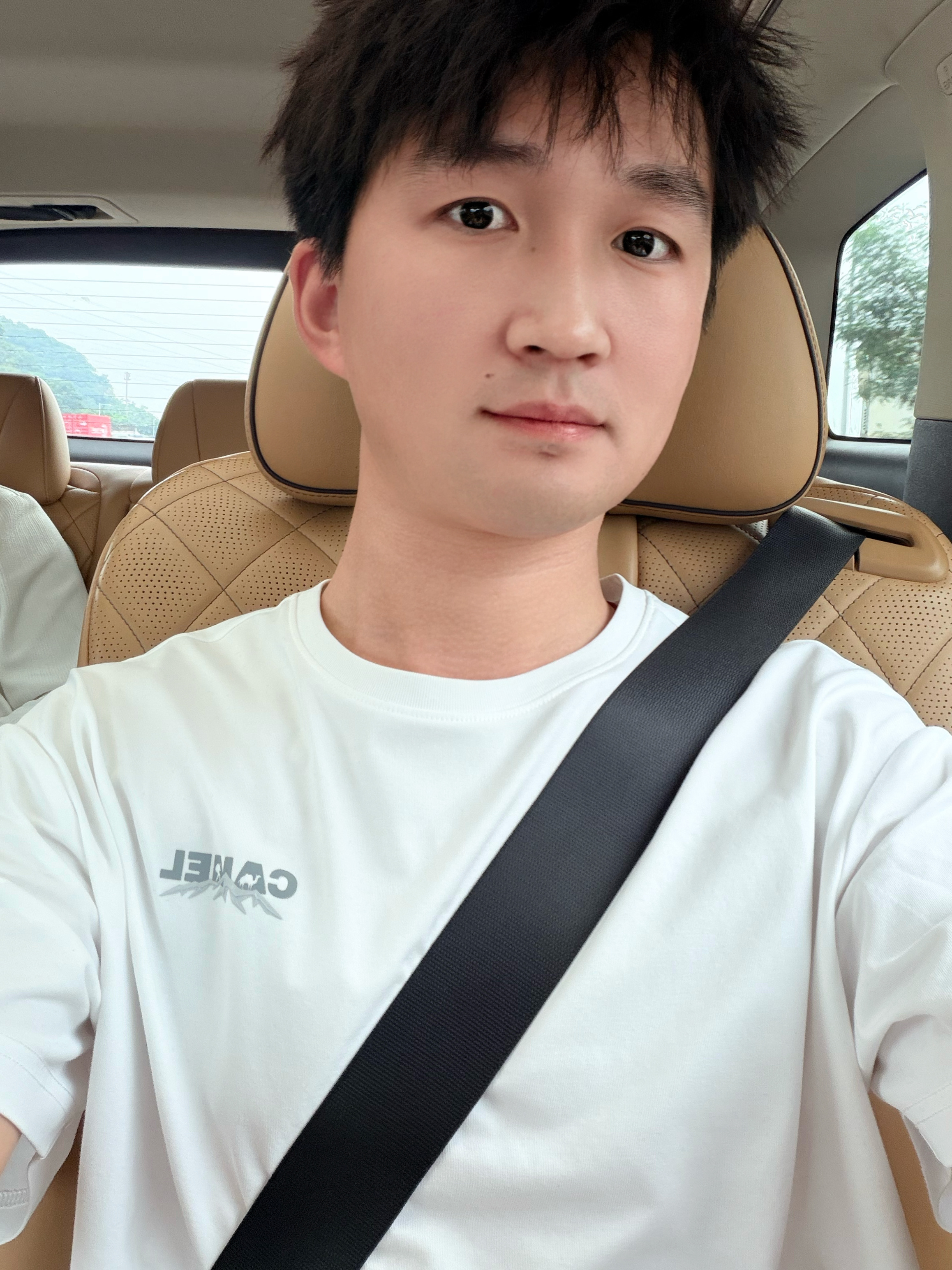 坐上腾势老大哥腾势D9老板座了，准备去它兄弟腾势N8L 的上市发布会啦[偷笑] 