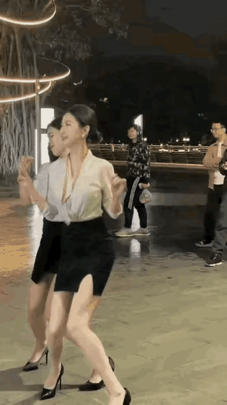 女人们,在什么时候最有魅力?魅力来源于得到他人的认可[微风]