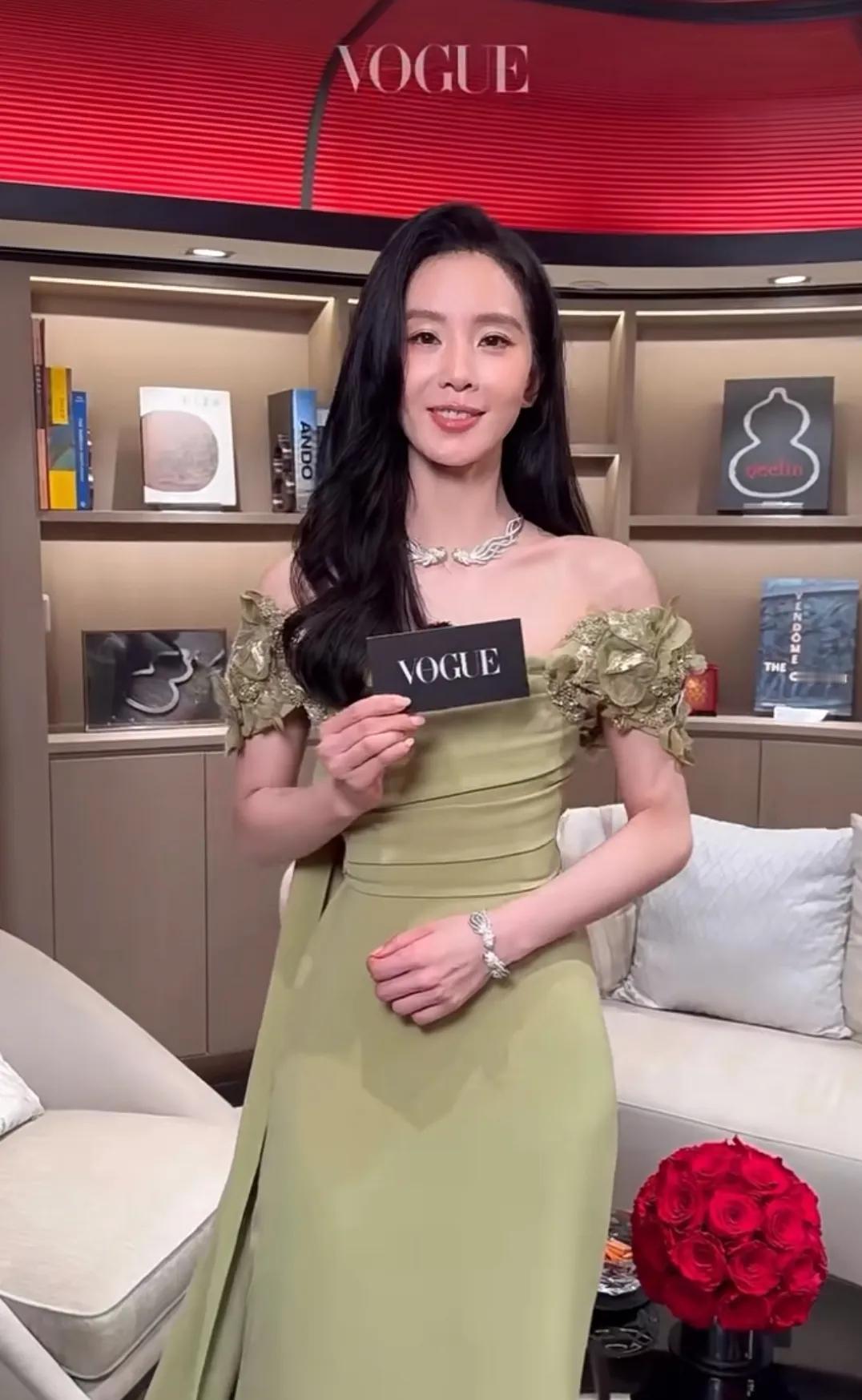 刘诗诗最新活动造型多美多优雅呀
每次活动都拿出好状态和好仪态
美貌➕气质与高定礼