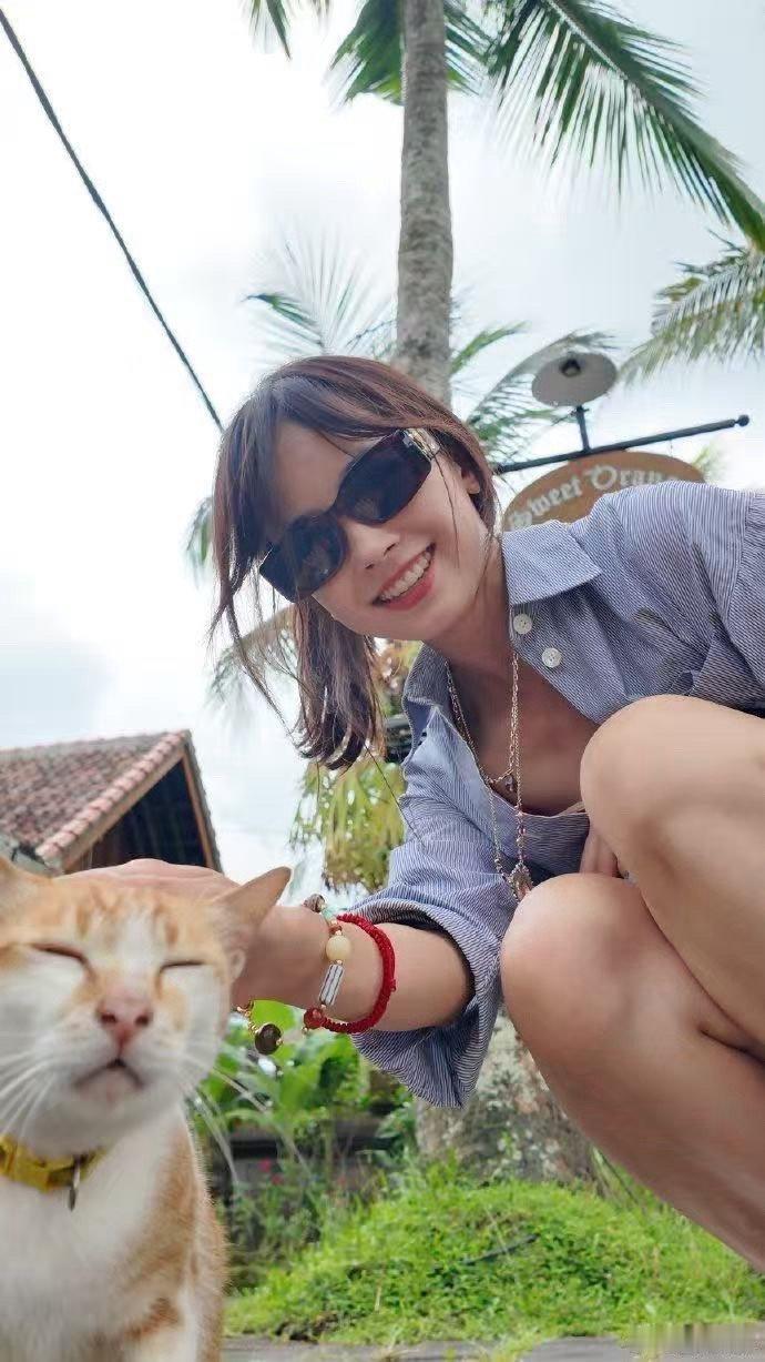 王冰冰带着明媚的笑容回来了 王冰冰的笑容真的藏着满满的治愈感，只要看到她的脸，就