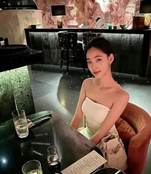 小s二女儿晒出了自己在外度假的画面，她身穿白色长裙看起来身材真的非常不错，很有明