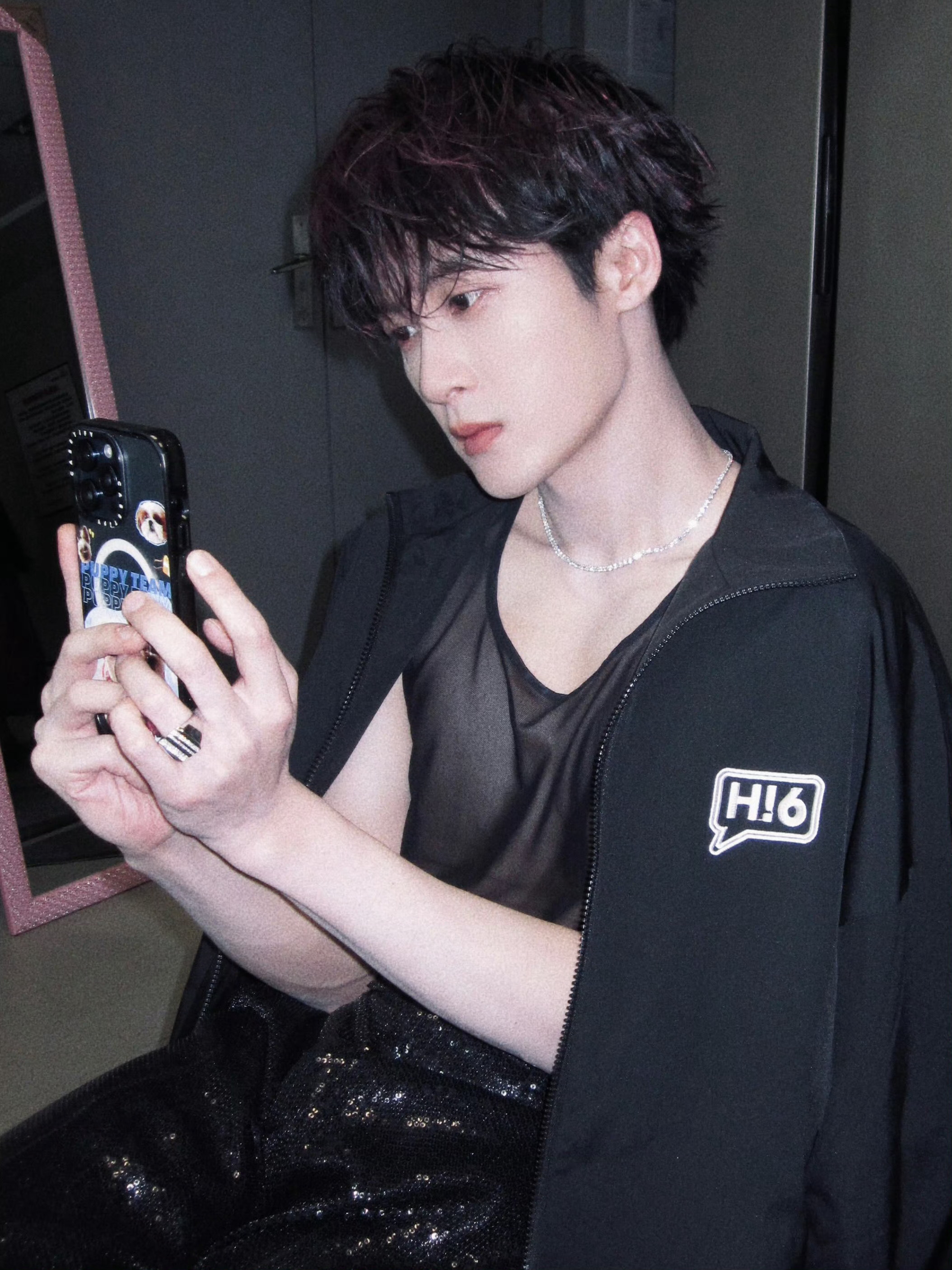 我不行了吧艹，还专门脱了外套拍 要么就是，拍了才穿的外套